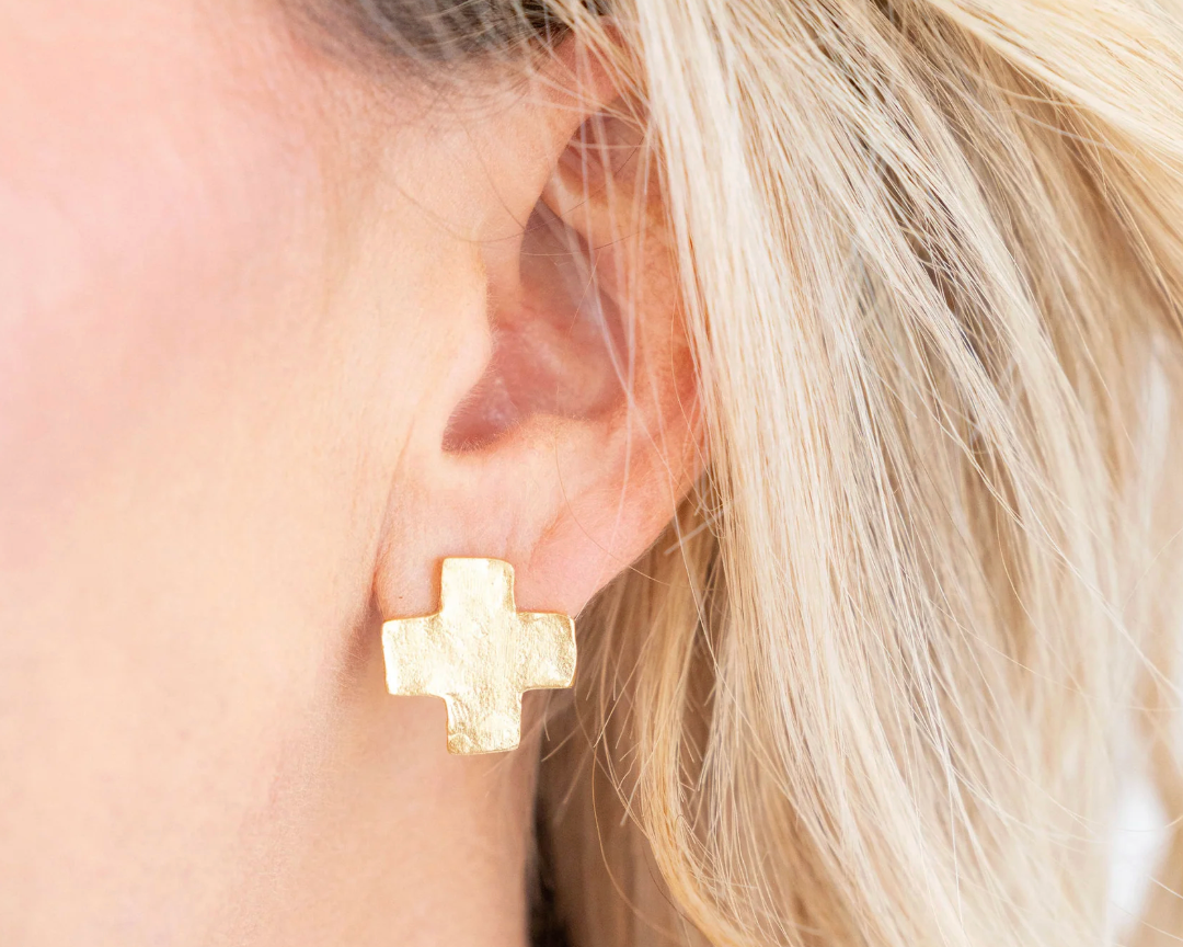  Close up of Susan Shaw mini gold square cross stud earrings on model"