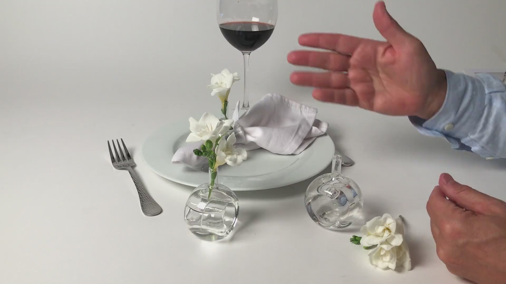 Load video: Napkin Rings - Blown Glass With Vase - Set Of 4